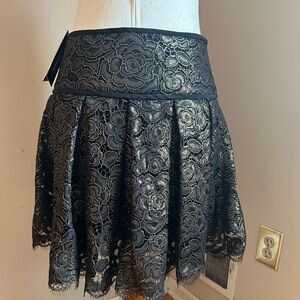 NWT DKNY short metallic lace skirt w/box pleats. Bronze/gold lace over black. 2